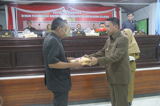 PEMKAB SELAYAR SERAHKAN RPJMD DAN 2 RANPERDA DALAM SIDANG PARIPURNA DPRD KAB. KEP. SELAYAR