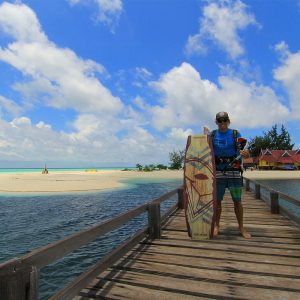 Wisatawan mancanegara saat akan melakukan kite surfing di Pulau Tinabo. (foto by Murah Kurniadi)
