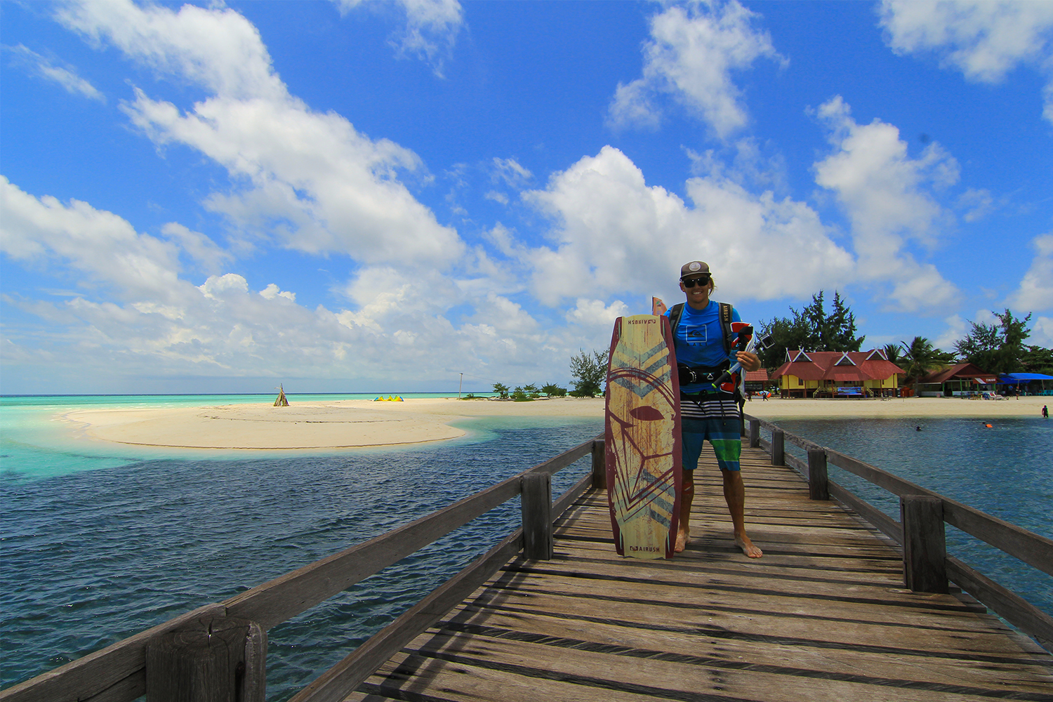 Wisatawan mancanegara saat akan melakukan kite surfing di Pulau Tinabo. (foto by Murah Kurniadi)