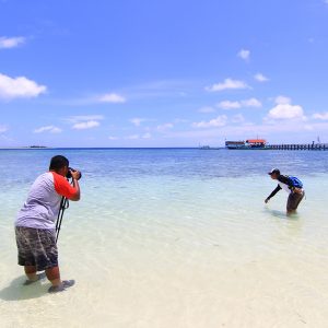 Beberapa pencinta fotography sedang melakukan pemotretan di pantai Tinabo pada pelaksanaan Festival Pesona Takabonerate. (foto by Arfank).