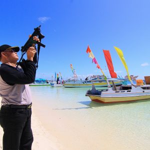 Kepala Balai Taman Nasional Takabonerate Ir. Jusman melepaskan tembakan saat melepas peserta lomba perahu hias di Pantai Tinabo pada pelaksanaan Festival Pesona Takabonerate, 3 – 6 September 2016. (Foto By Arfank)