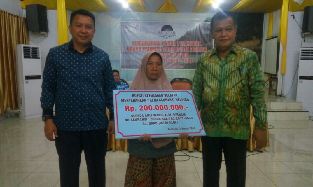 Bupati Kepulauan Selayar Serahkan Klaim Asuransi Nelayan Sebesar 200 Juta