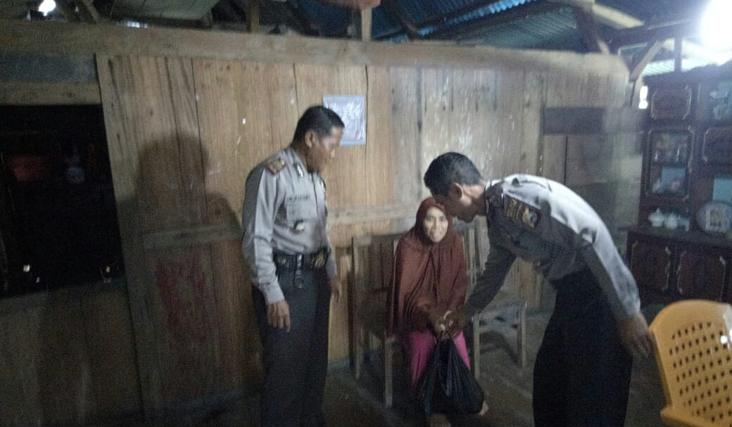 Kapolsek Bontosikuyu Pimpin Bakti Sosial Santuni Warga Lansia dan Kurang Mampu di Desa Laiyolo