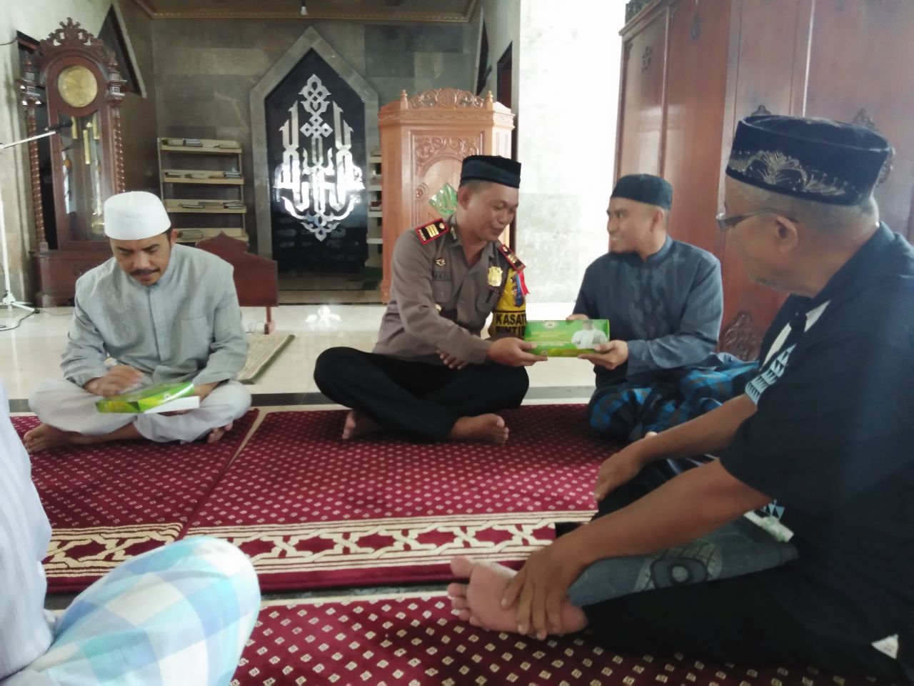 Keliling Masjid, Kasat Binmas Salurkan Bingkisan Komjen Syafruddin di Selayar