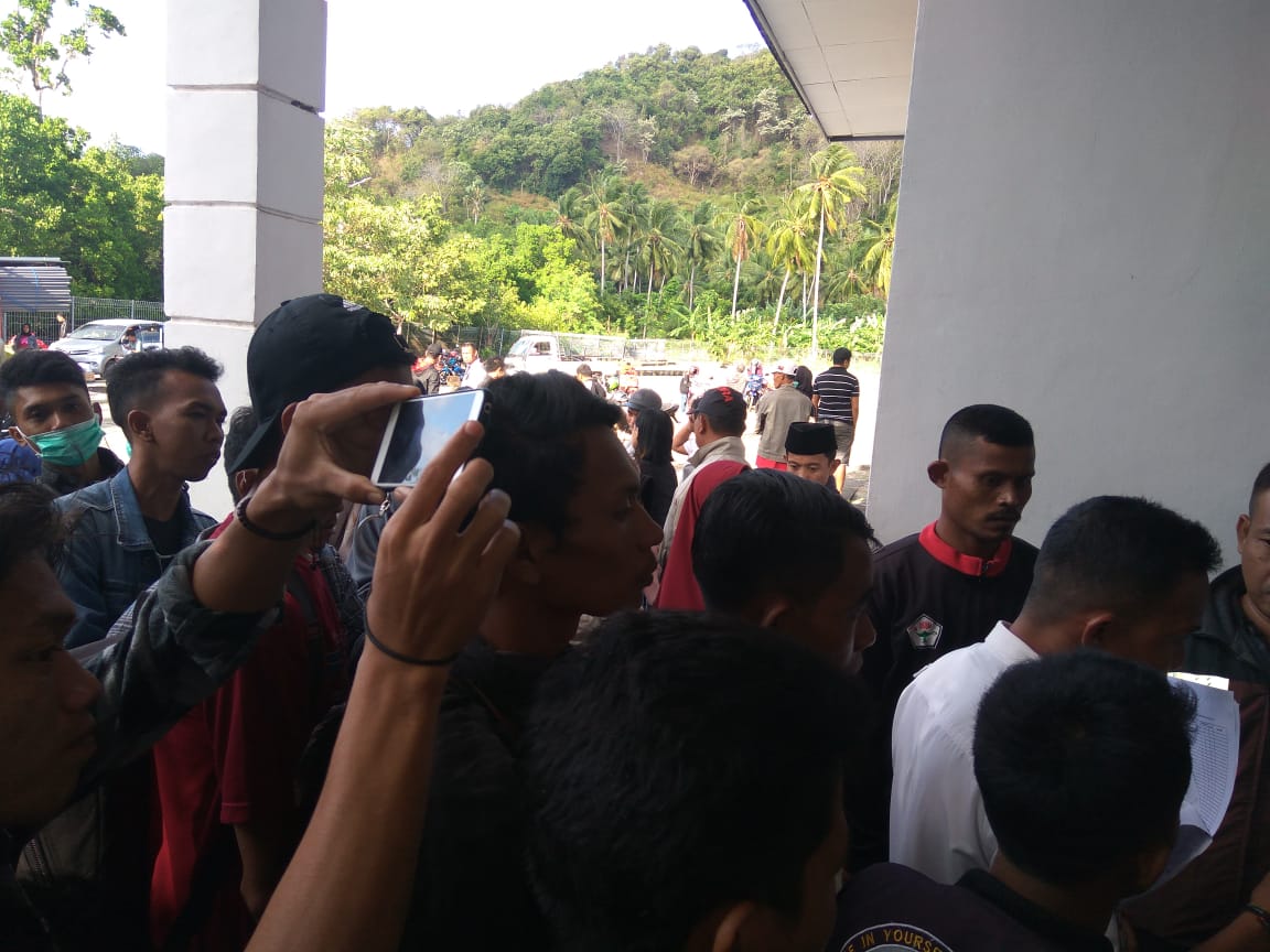 Penumpang Fery Terlantar di Pelabuhan Pattumbukang “Kami Minta Penambahan Trip Pelayaran”