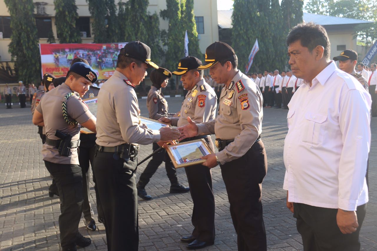 Kapolda Sulsel Apresiasi Anggota Berprestasi dengan Pemberian Penghargaan