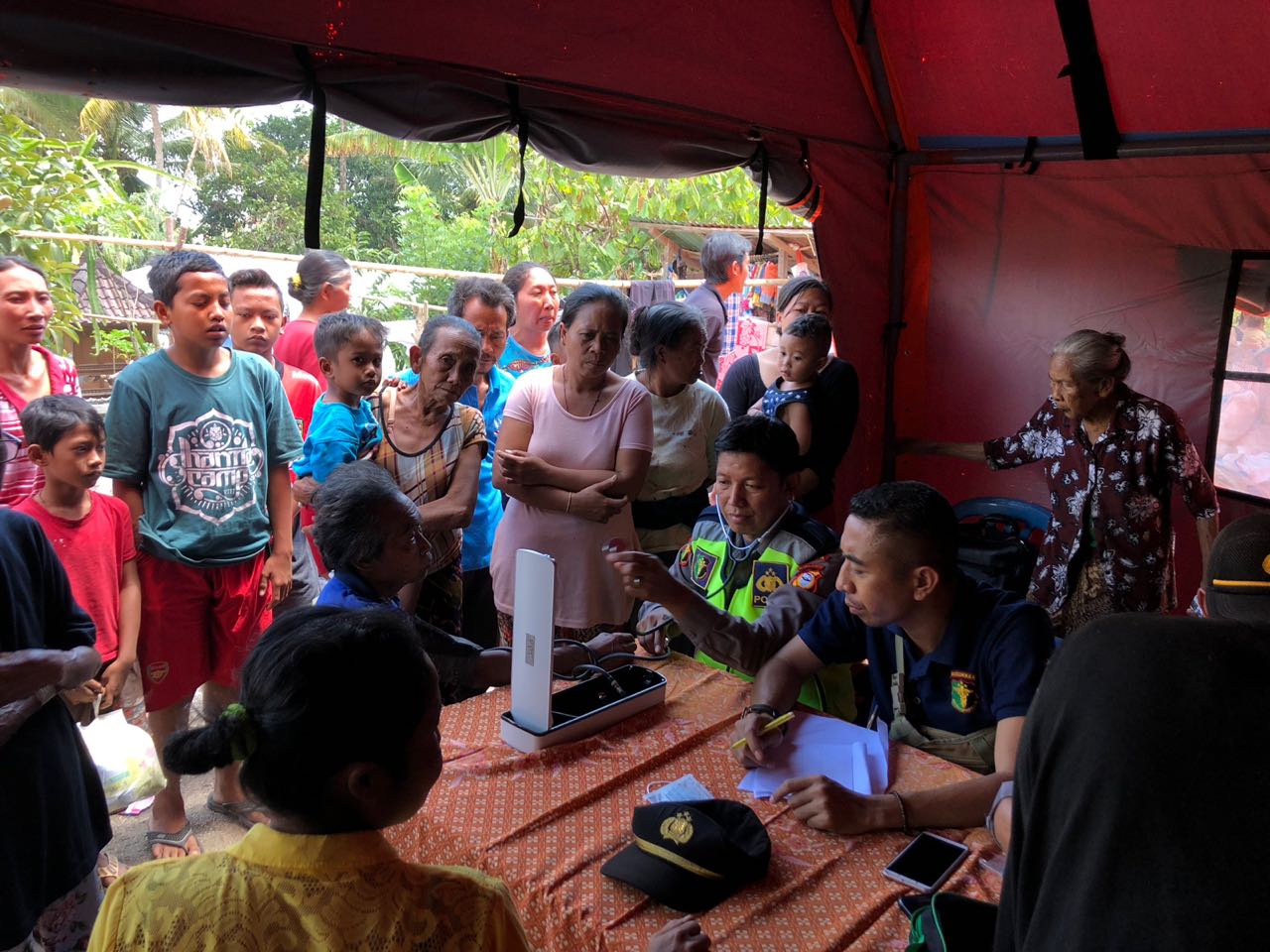 Tim Biddokes Polda Sulsel Rawat 60-an Korban Gempa di Lombok