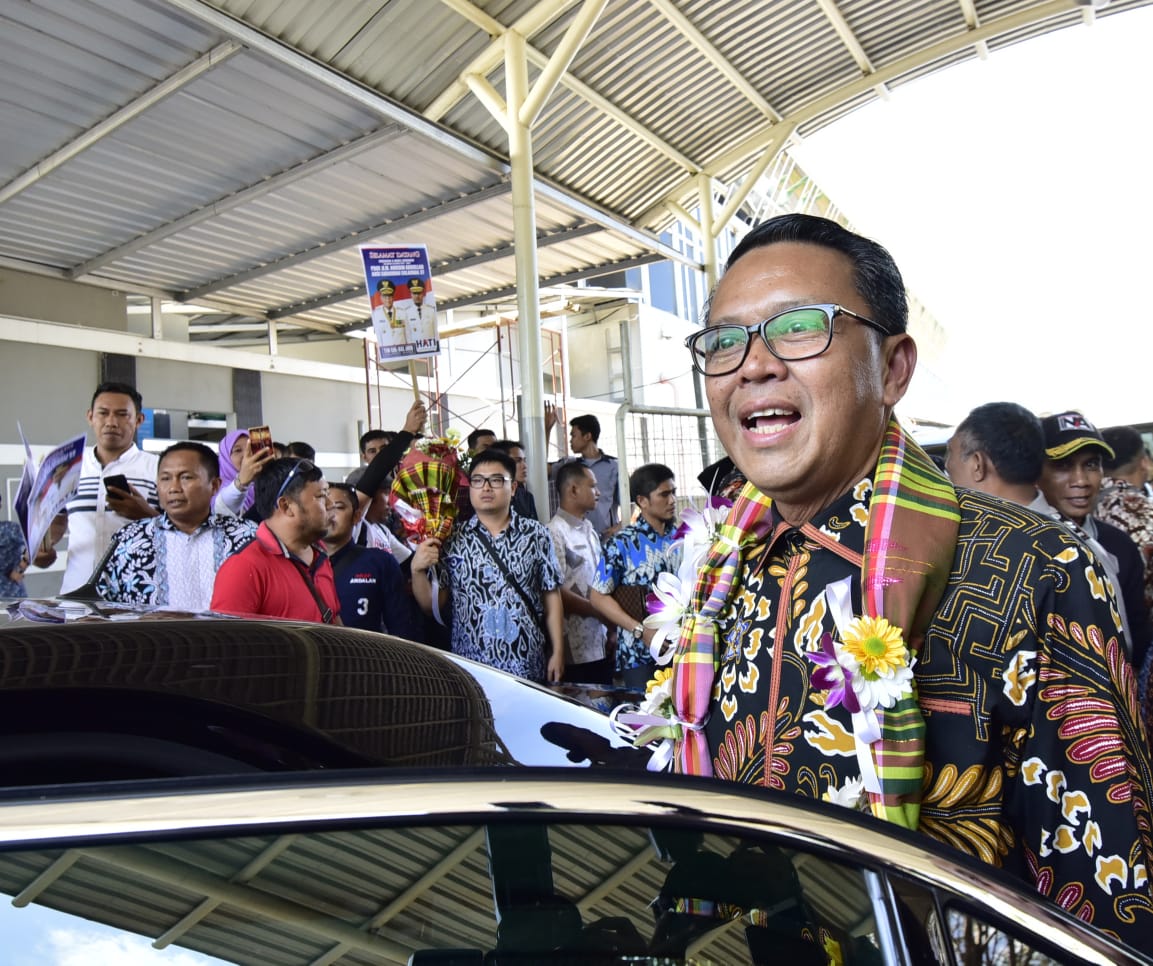 Kedatangan Gubernur & Wakil Gubernur Baru Disambut Tarian Adat & Ribuan Warga