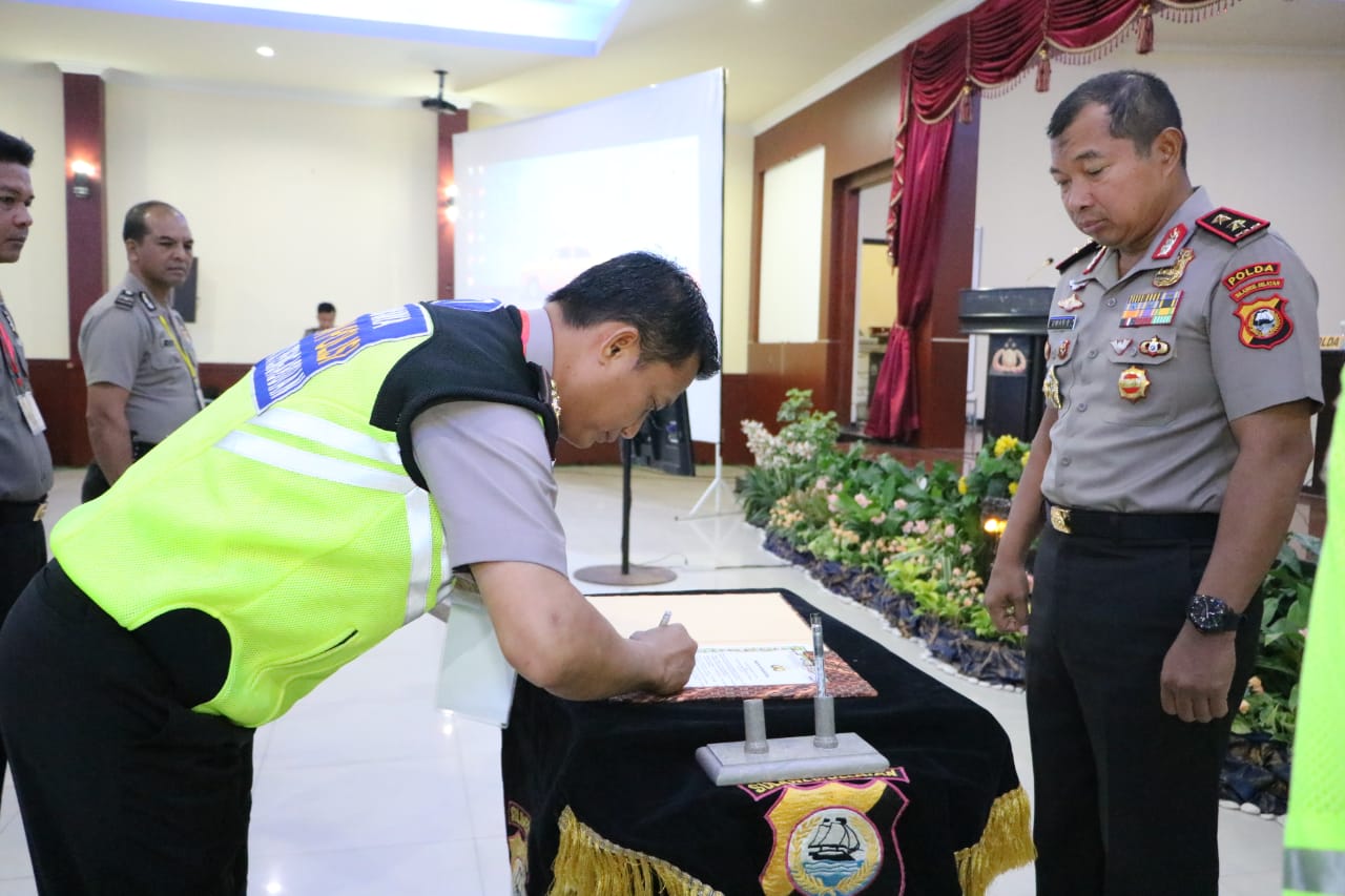Panitia Seleksi Alih Golongan disumpah dan tanda Tangani Fakta integritas dihadapan Kapolda Sulsel