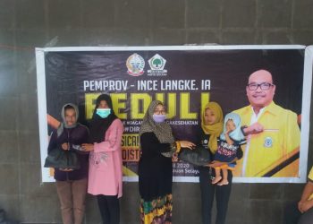 Pandemi Covid-19, Ince Langke Bagikan Sembako Di Selayar Untuk 300 KK