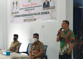 Bupati Berikan Bantuan Korban Kebakaran Pasar Sentral Bonea