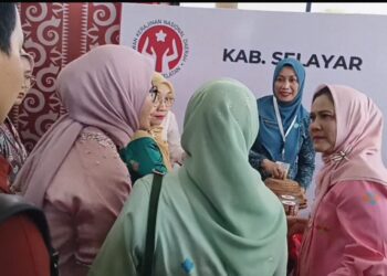 Iriana Jokowi Kunjungi Tenant Dekranasda Selayar, Borong Bolu Gulung Kenari