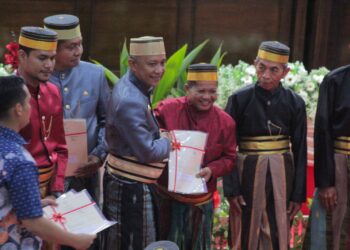 Kantor Pertanahan Selayar Serahkan 6 Sertipikat Tanah Aset Pemda, Wakaf, PTSL dan UMKM di Momentum Hari Jadi ke-420