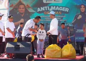 Gubernur ke Appattanah, Puluhan Siswa Terima Seragam dan Anak Yatim Dapat Beasiswa
