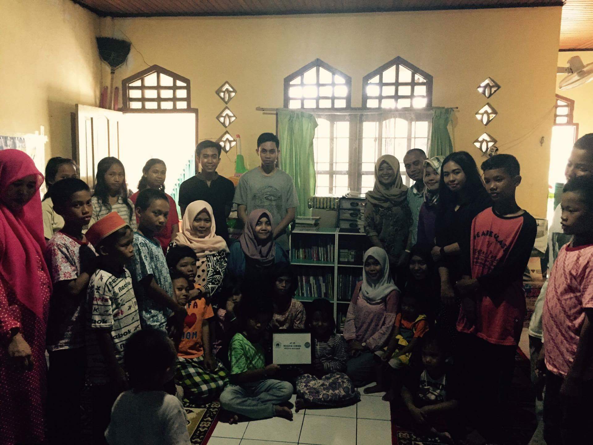 KETUA IKA BOMA AJAK MAHASISWA MAKASSAR BUAT READING CORNER DI PANTI ASUHAN