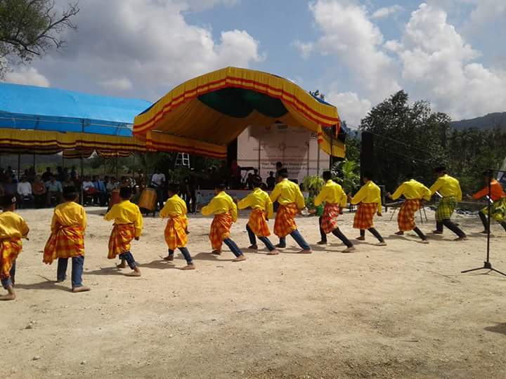 “Word Tourism Day”, Ribuan Warga berkumpul di Pantai Kalebu Selayar