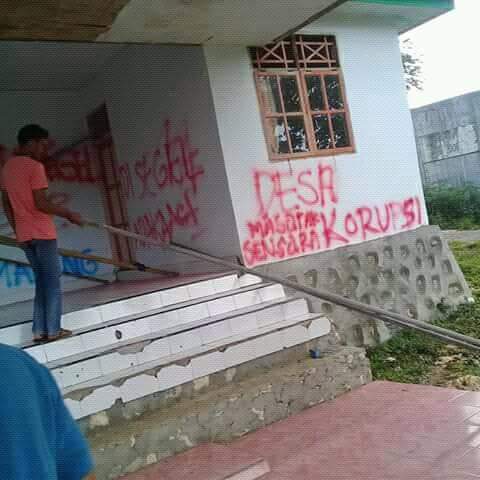 Tuntut Transparansi Dana Desa, Warga Segel Kantor Desa Pamatata