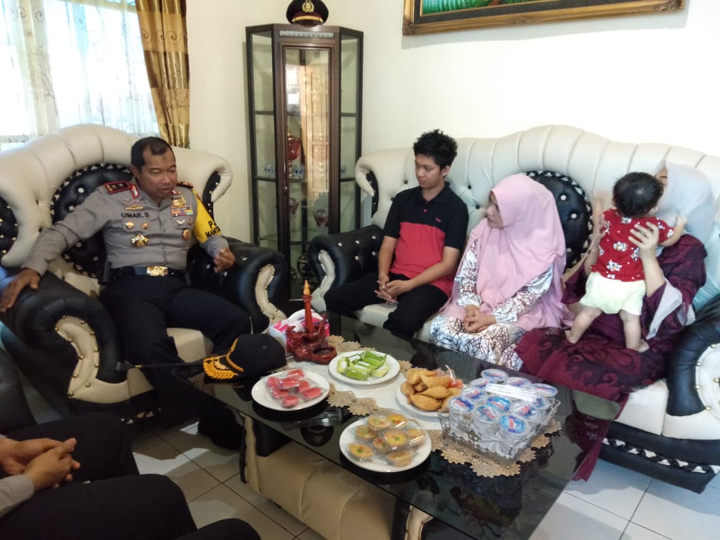 Anggota Meninggal, Kapolda Sulsel Semangati Keluarga Yang di Tinggal