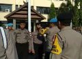 Kabid Propam Polda Sulsel Cukur Rambut Polisi Yang Tidak Rapih