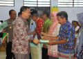 Basli Ali Serahkan 1.433 Sertifikat Tanah PTSL Kepada Masyarakat