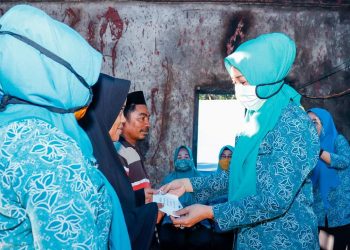 TP PKK dan DWP Kepulauan Selayar Beri Bantuan Korban Kebakaran Bontonasaluk