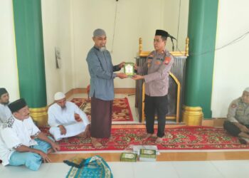 Jum’at Curhat di Masjid Nur Ikhsan, Kapolsek Benteng Serahkan Buku Iqra