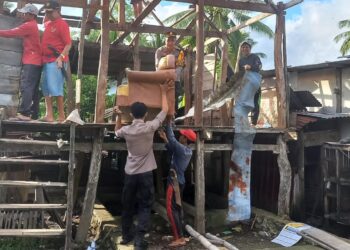 Tukang Panjat Kelapa Penyandang Disabilitas, Dapat Berkah Bedah Rumah dari Polres Selayar