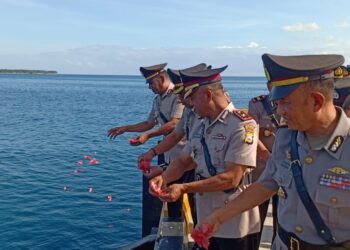 Sambut Hari Bhayangkara ke-78, Polres Selayar Gelar Upacara Ziarah Taman Makam Pahlawan (TMP) dan Tabur Bunga di Laut