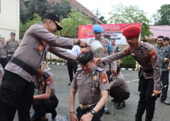 13 Personil Polres Selayar Naik Pangkat di Hari Bhayangkara ke-78, Jalani Tradisi Siraman Bunga