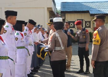 Kapolres Selayar Berikan “Reward” kepada 12 Anggota Paskibraka Anak Anggota Polri