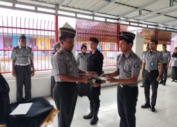 Apresiasi Kinerja Pegawai, Karutan Selayar Berikan Sertifikat Penghargaan