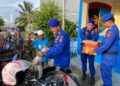 Ramadhan Berbagi, Sat Polairud Polres Kepulauan Selayar Bagikan Takjil